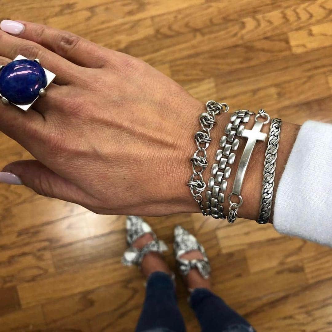 のインスタグラム：「Retro chains + statement rings = Timeless ✌️(tap to shop) | 📸: @bella_gia」