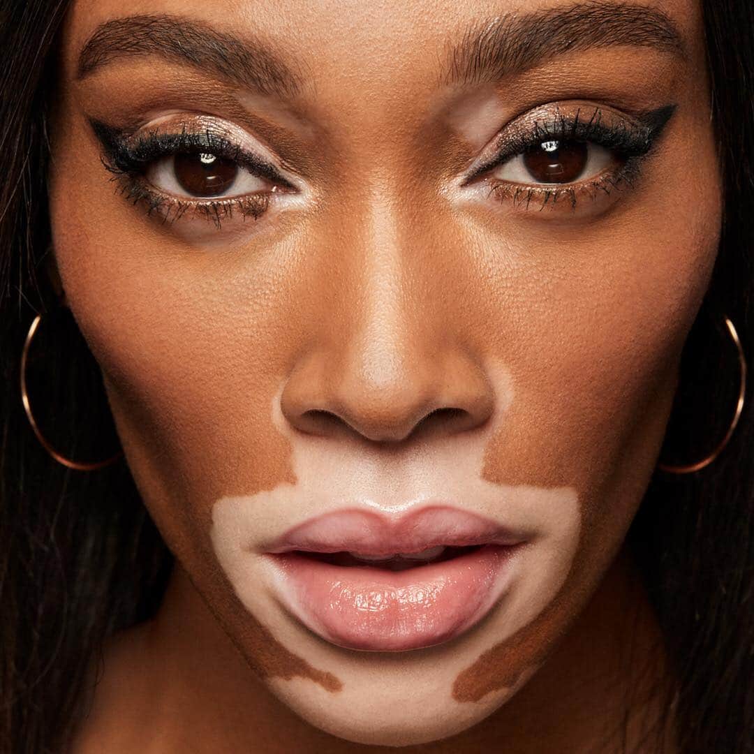Vincent Oquendoさんのインスタグラム写真 - (Vincent OquendoInstagram)「One more 😘 #winnieharlow for @shiseido using @shiseido #controlledchaos mascara in #blackpulse  shot by @miguelreveriego hair by @hoshounkpatin styled by @amarsana_style 🖤」3月27日 1時26分 - makeupvincent