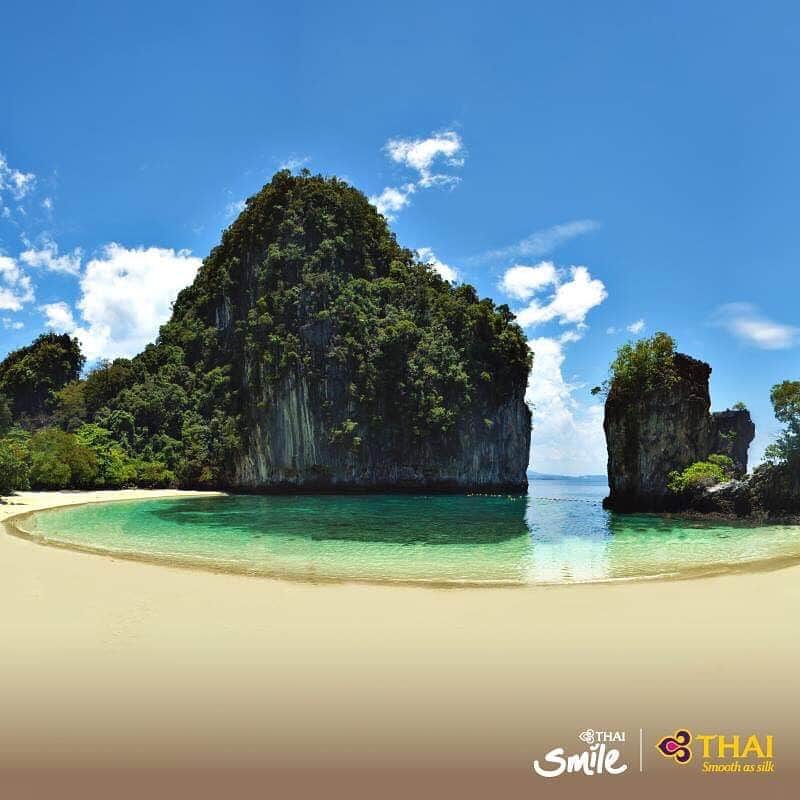 のインスタグラム：「Koh Hong or Hong Island is an island off the coast of Krabi, Thailand, and is a part of Than Bok Khorani National Park in Krabi. The turquoise sea water surrounding the pristine white sand of the island is pretty clear, and you can see schools of colorful fish which you can take some pictures of or swim alongside. . #ThaiAirways #Krabi #Thailand #AmazingThailand #KohHong #HongIsland #FlyTHAItoKrabi」
