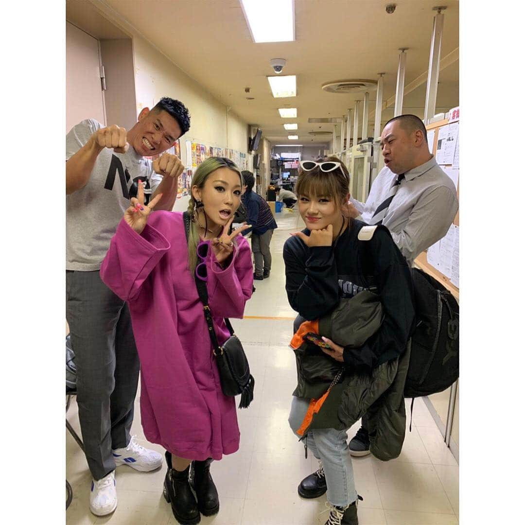 倖田來未さんのインスタグラム写真 - (倖田來未Instagram)「本日、新宿！﻿ ルミネザ吉本にレイザーラモンさん(@rgrazorramon @razorramonhg )観にいってきましたー！﻿ いやー実は妹のおかげもあり、ご縁もあり！﻿ 家族ぐるみで仲良くさせてもらっています！！﻿ アンナちゃん(@annasumitani )と私の仲の良い友達みんなで行ってきたのですが、、、﻿ もーー笑ったーーっ！！！﻿ やばいわー生フォーから始まり爆笑﻿ ネタを言ってしまうと楽しみがなくなると思うので言えませんが、前の方後ろの方に、申し訳ないくらい笑い倒してきました！！﻿ 笑うってほんと素晴らしいね。﻿ めっちゃ元気なるわーーっ。﻿ 人を笑わせる、笑顔にさせるってほんとすご過ぎて。﻿ あっという間過ぎて！！！足りないーーってことで、もう一度行こうと思います！！！爆笑﻿ ﻿ #結局終わったあと #笑いについて #ご飯食べにいって #喋り足りず #そのあと #我が家で深夜まで笑い倒したのであります #あの1時間半のお陰で #笑いで日をまたぎました #レイザーラモン #HG #RG #クミコのアルアル言ってよフォーーー #あっ #ちなみにですが #新宿歩きましたが #ひとっこひとり気づいていませんでした #爆笑 #もう一度行こうと思います #アンナちゃん #これまたまさかの #同い年 #36歳 #肌綺麗過ぎて #ほんま #のやつ #marina @marinamatsumoto_  #pameopose #michaelkors #unif #ohheygirl」3月27日 1時36分 - kodakumi_official