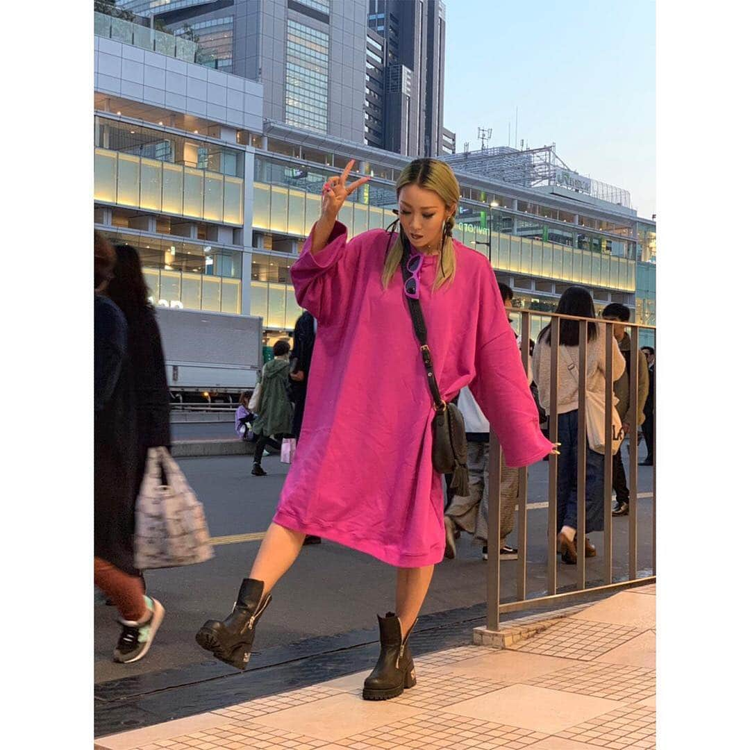 倖田來未さんのインスタグラム写真 - (倖田來未Instagram)「本日、新宿！﻿ ルミネザ吉本にレイザーラモンさん(@rgrazorramon @razorramonhg )観にいってきましたー！﻿ いやー実は妹のおかげもあり、ご縁もあり！﻿ 家族ぐるみで仲良くさせてもらっています！！﻿ アンナちゃん(@annasumitani )と私の仲の良い友達みんなで行ってきたのですが、、、﻿ もーー笑ったーーっ！！！﻿ やばいわー生フォーから始まり爆笑﻿ ネタを言ってしまうと楽しみがなくなると思うので言えませんが、前の方後ろの方に、申し訳ないくらい笑い倒してきました！！﻿ 笑うってほんと素晴らしいね。﻿ めっちゃ元気なるわーーっ。﻿ 人を笑わせる、笑顔にさせるってほんとすご過ぎて。﻿ あっという間過ぎて！！！足りないーーってことで、もう一度行こうと思います！！！爆笑﻿ ﻿ #結局終わったあと #笑いについて #ご飯食べにいって #喋り足りず #そのあと #我が家で深夜まで笑い倒したのであります #あの1時間半のお陰で #笑いで日をまたぎました #レイザーラモン #HG #RG #クミコのアルアル言ってよフォーーー #あっ #ちなみにですが #新宿歩きましたが #ひとっこひとり気づいていませんでした #爆笑 #もう一度行こうと思います #アンナちゃん #これまたまさかの #同い年 #36歳 #肌綺麗過ぎて #ほんま #のやつ #marina @marinamatsumoto_  #pameopose #michaelkors #unif #ohheygirl」3月27日 1時36分 - kodakumi_official