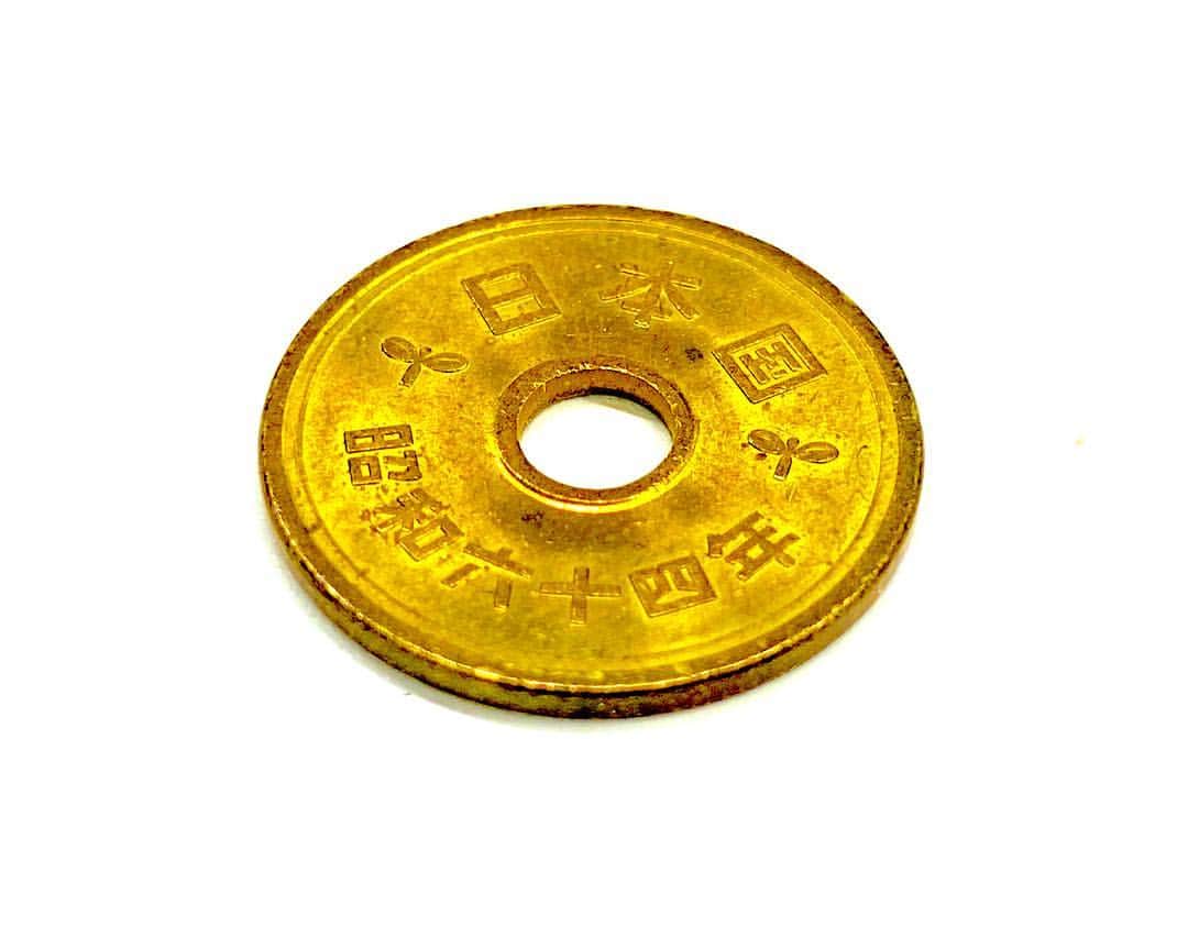 京面龍太郎のインスタグラム：「. . 時代の節目に、時代の節目のモノに出会いました。 これも何かの"ごえん"？ （お後がよろしいようで…） . #昭和64年 #5円硬貨」