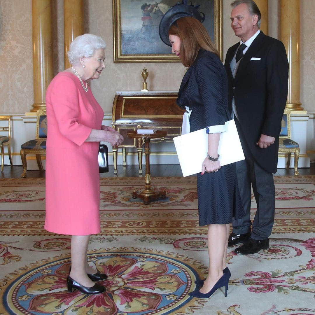 ロイヤル・ファミリーさんのインスタグラム写真 - (ロイヤル・ファミリーInstagram)「An Audience is a one-to-one meeting with The Queen which occur regularly throughout Her Majesty's working week. Today The Queen received Her Excellency Mrs. Aleksandra Joksimovic, Ambassador from the Republic of Serbia, His Excellency Mr. Manoah Esipisu, High Commissioner for the Republic of Kenya and the Hon. Kim Beazley upon his appointment as Governor of Western Australia.  The majority of Audiences are for members of the diplomatic community, though Her Majesty also welcomes political, religious and military leaders, and people who have won prestigious cultural prizes.  #BuckinghamPalace #Audiences」3月27日 1時42分 - theroyalfamily