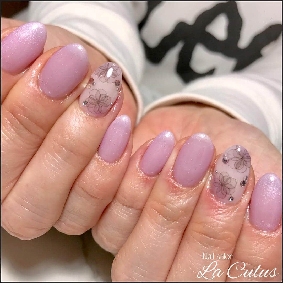 Mihoさんのインスタグラム写真 - (MihoInstagram)「. nails. . . #オーガンジーフラワー を使った 春らしいデザイン🌸 パープルって、ちょっと肌から浮きやすいカラーだから 少しずつ調合して、その方に合ったカラーを 作ります♡♡♡ . . . . #laculus #お客様ネイル #桜 #桜ネイル#美甲 . #ネイル #ジェル #ジェルネイル #ネイルアート #ネイルサロン #ネイルデザイン #春ネイル #プライベートサロン #プライベートネイルサロン #ネイルアーティスト . #神戸 #三宮 #神戸元町 #大阪 . #神戸ネイル #神戸ネイルサロン #三宮ネイルサロン #三宮ネイル . #nail #nails #nailart #beauty #kawaii」3月27日 1時47分 - la.source_nail