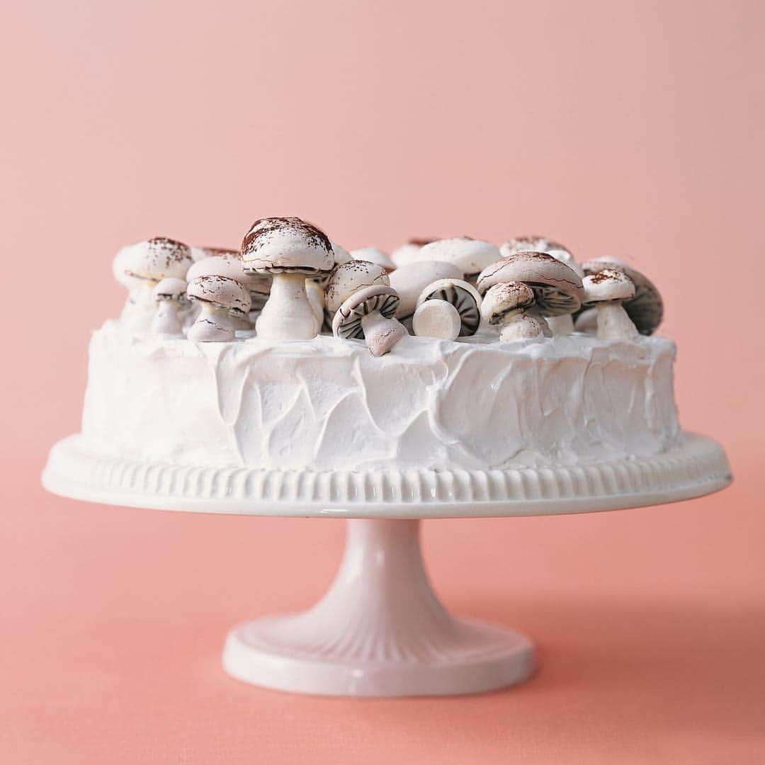 マーサ・スチュワートさんのインスタグラム写真 - (マーサ・スチュワートInstagram)「Plucked out of an enchanted forest and onto a cake stand, we discovered this magical mushroom confection deep in our Living archives (featured in our December 2003 issue). 🍄 And no, those aren’t *actually* mushrooms! 😉 They’re made of Swiss meringue and tinted with cocoa for a super realistic hue. 👀 Another sweet surprise? You’ll discover fruitcake lying underneath the snowy white frosting. 🍰 〰️ 📌 Each week we’ll be sharing some of our favorite recipes pulled #FromtheArchive that have delighted and inspired generations of readers over the years. 🙋🏻‍♀️ Follow along each week and be sure to comment below + share your stories of unforgettable pieces from your favorite issues! 👇🏼 Plus, grab the recipe in the link in bio. 📷: @sanganphotography」3月27日 1時58分 - marthastewart