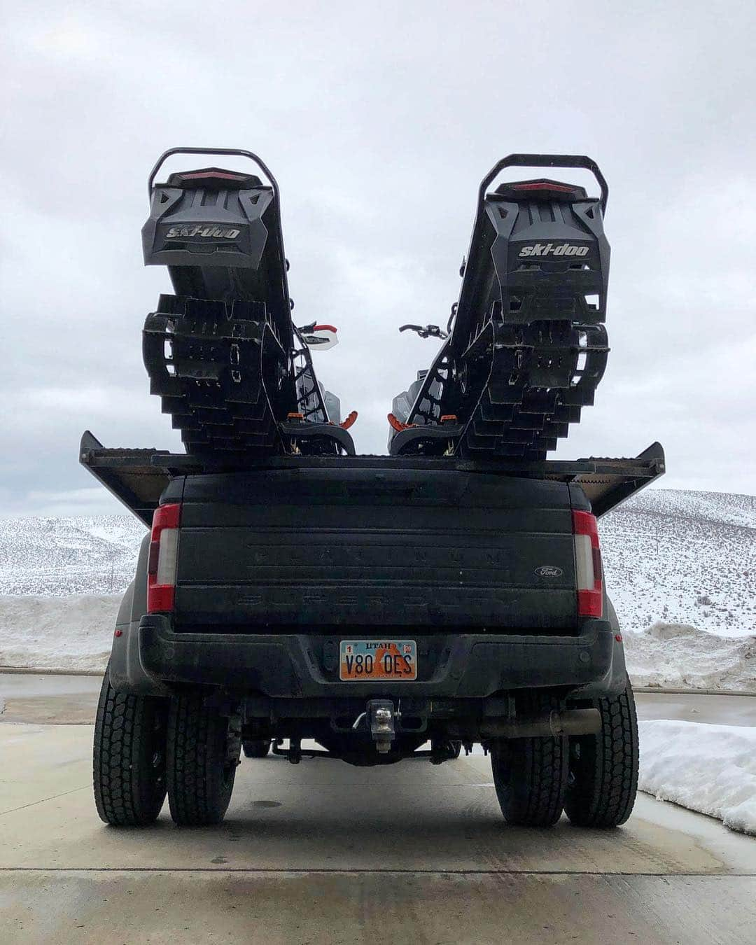 ケン・ブロックさんのインスタグラム写真 - (ケン・ブロックInstagram)「Two Ski-Doos up on the sled deck of the Ford F-450 = ready to shred and good times ahead. This is one of my favorite setups at #HRD_HQ this time of year! #ParkCity #FordF450 #mountaintownlife」3月27日 2時00分 - kblock43