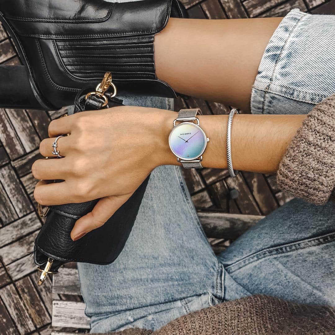 PAUL HEWITTさんのインスタグラム写真 - (PAUL HEWITTInstagram)「Style is a reflection of your attitude and your personality. 🌈💫 (photo @pineapplesandwine) #getAnchored #paulhewitt #missoceanline #rocuff #ropering __ #womenswatch #holographic #details #styleinspo #trend #womensaccessories #womenjewelry #trendy #closeup #womenswear #womensfashion #wristwatch #ootdwatch #womenwithstyle #womensbest」3月27日 2時00分 - paul_hewitt