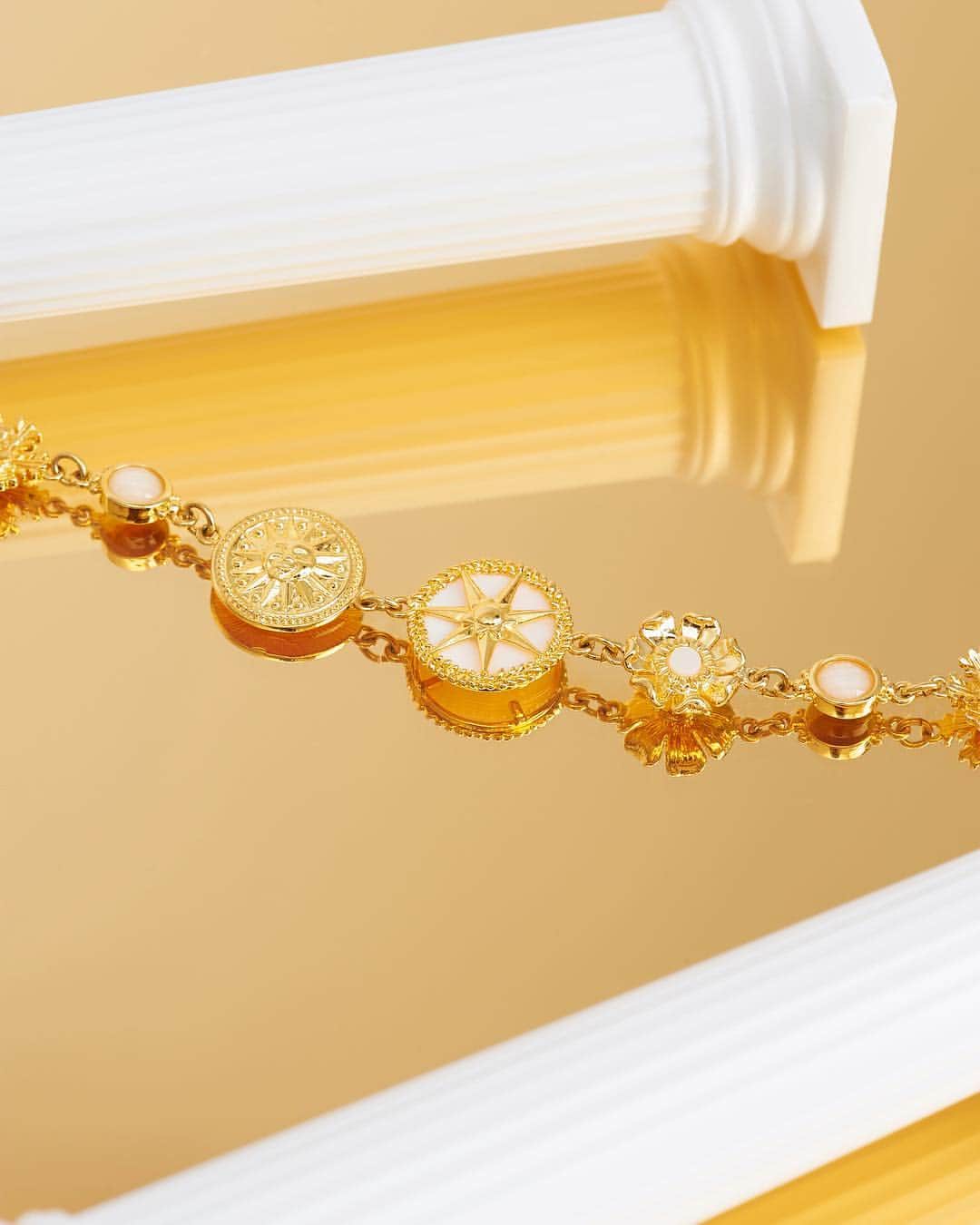 レネレイドさんのインスタグラム写真 - (レネレイドInstagram)「✨Sun symbols will be your tokens of luck with this radiant gold bracelet from our Weekend in Taormina collection.  #Lesnereidesparis #Tropic #Costumejewellery #Frenchjewelry #Exoticjewelry #Earrings」3月27日 2時01分 - lesnereidesparis