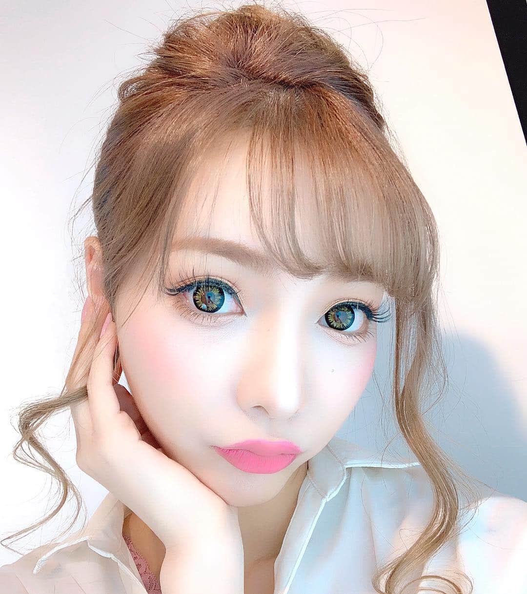 LISA minemuraさんのインスタグラム写真 - (LISA minemuraInstagram)「🌹 やはり濃いメイクの時は、キャンマジのビックキャンディブラウン👀💖 ヘーゼルも好きだけどっ😘💋 ✧ 髪テキトーにまとめただけでボサってるけど許して🐮💕 🌹#キャンマジ  #셀스타그램 #얼스타그램 #카메라 #촬영 #ヘアカラー  #ヘアスタイル #アッシュベージュ  #ベージュブラウン #エクステ #カラコン  #メイク #ドレス #キャバドレス #ナイトドレス #キャバ嬢 #キャバクラ  #長野 #長野市 #権堂 #ドレスショップ #りーみ #長野モデル #長野市モデル #長野県モデル #ダイヤモンドラッシュモデルになりたい」3月27日 2時13分 - lisa.minemura