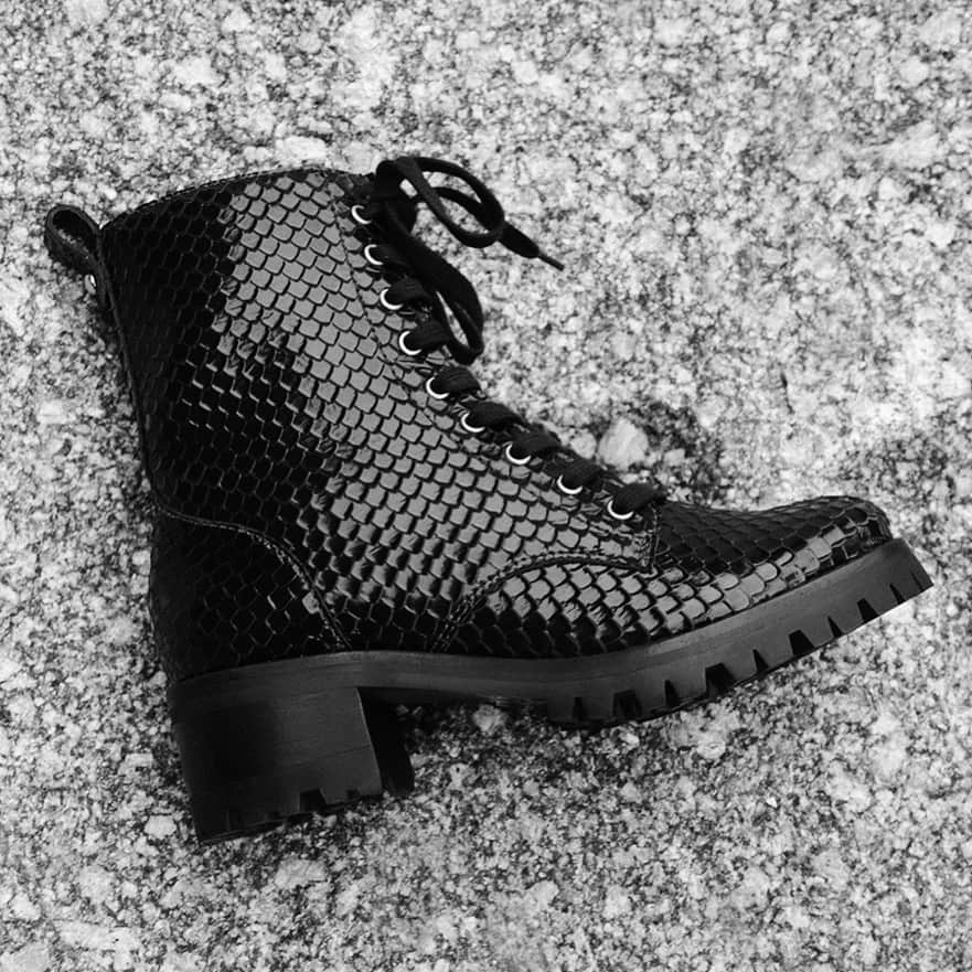 Schutzのインスタグラム：「Snake texture x SCHUTZ combat boots. #schutzfall」