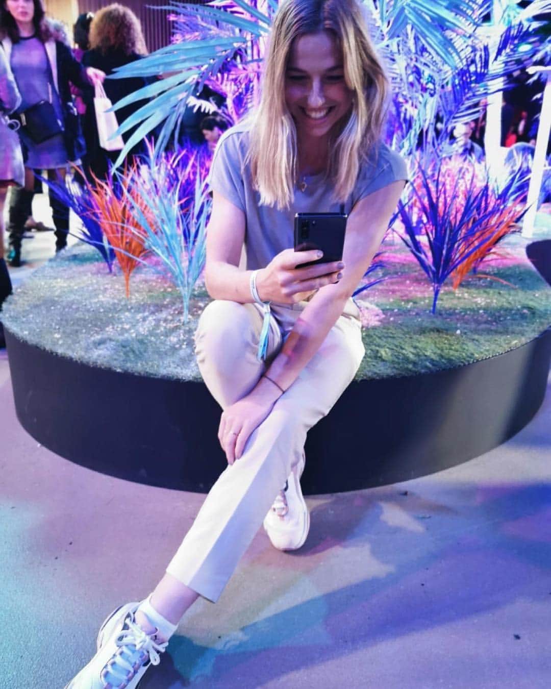 ジャッキー・グローネンのインスタグラム：「Alvast Frankrijk aan het bekijken😉. Samen met @anoukhoogendijk. Blij hier te zijn om de nieuwe #HUAWEIP30Pro uit te testen. #RewriteTheRules」