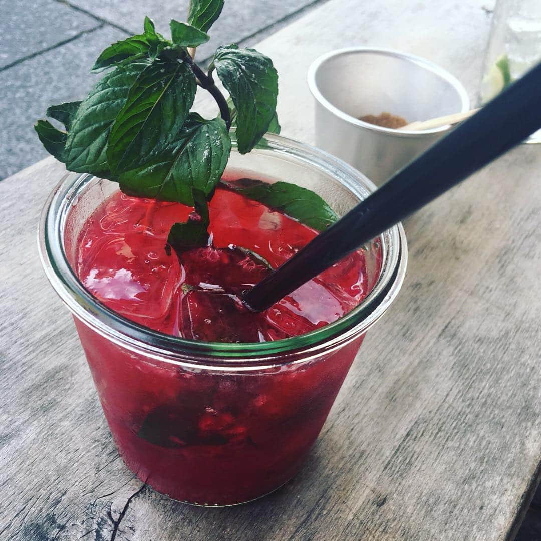 のインスタグラム：「Summer mood. Crazy temperatures in March!Raspberry mint 🍹 yummy 😋 . . . . . . . . #climatechange #sustainableclothing #raspberrymint #summermood #summerdrink #risingtemperature #sustainablebrand #sustainableclothing #eco #ecofashion」