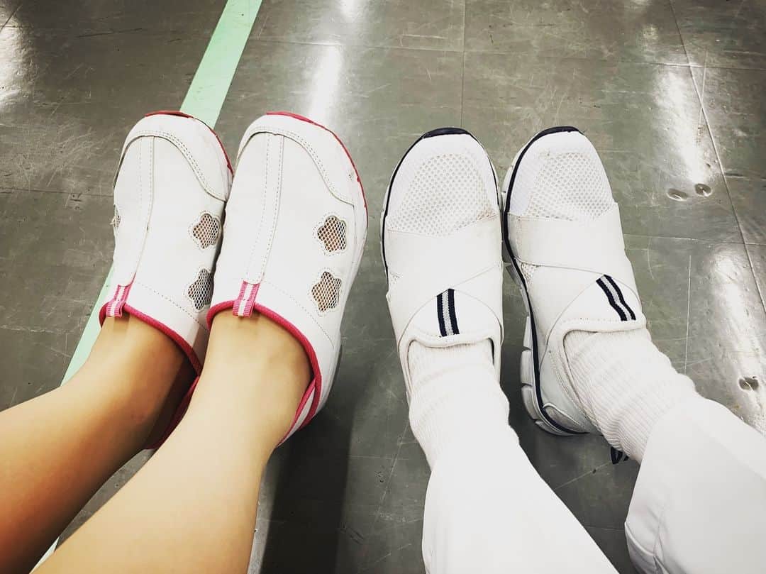 水川あさみのインスタグラム：「👟 新人ナースと婚活ナースの仕事靴。 今日もお疲れさまっした！」