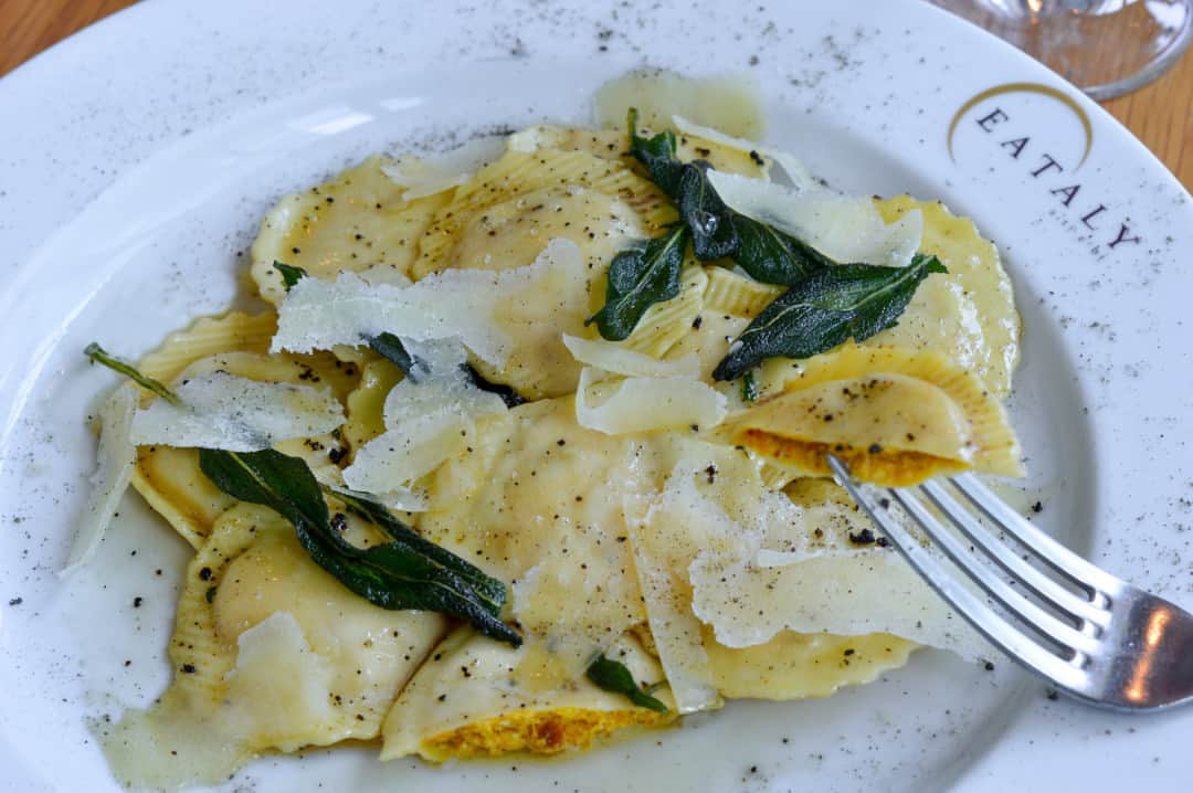 Eataly Brasilさんのインスタグラム写真 - (Eataly BrasilInstagram)「🎼All You Need Is... Pasta!  Quem está se preparando para ir ao show do Paul McCartney hoje em São Paulo? Aproveita e dá uma passadinha aqui no Eataly para comer um bom prato de massa no restaurante La Pasta! . . . O restaurante La Pasta reúne em seu cardápio as melhores receitas e releituras da verdadeira tradição italiana. São diversas massas frescas produzidas artesanalmente no Eataly, recheadas, longas e até massas secas importadas diretamente da cidade de Gragnano, na Itália. Esse é um Medaglioni de abóbora com molho de manteiga, sálvia e lascas de Grana Padano. Vem, o restaurante La Pasta funciona direto até às 23h!  #EatalySP #SouEatalyano #RestauranteLaPasta」3月27日 2時07分 - eatalybr