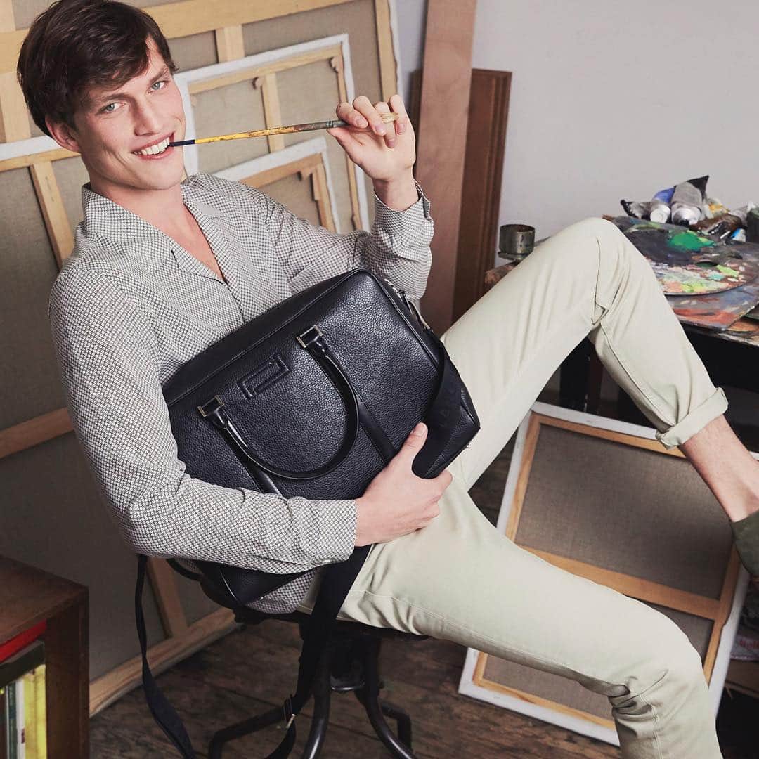 のインスタグラム：「SPOTTED – Notre nouvelle ligne Homme Grand Hôtel est arrivée ! Welcome to our new line, Grand Hôtel! #GrandHôtelbyLancel #BeautyAndDesign #Lancel」