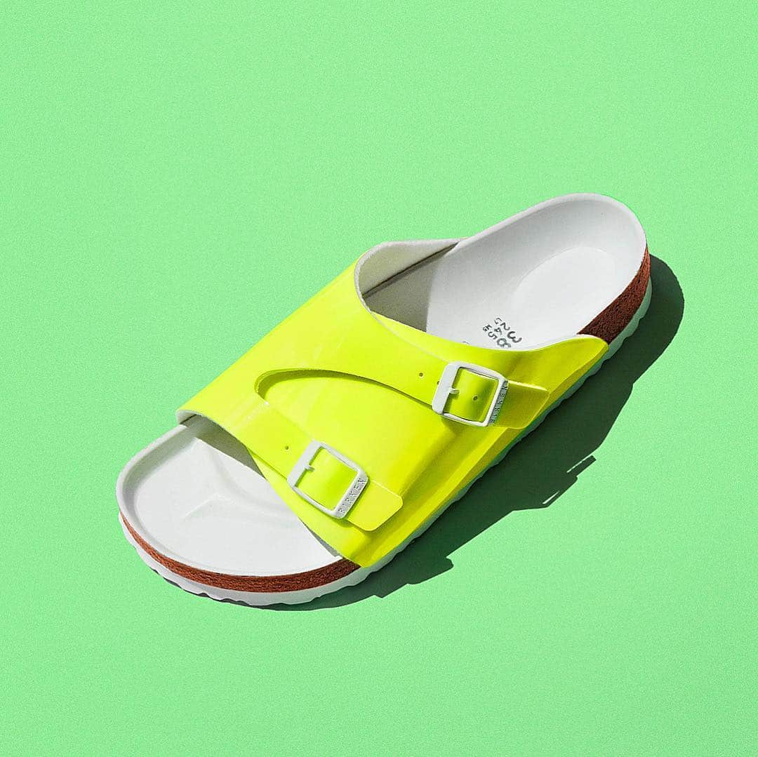 オープニングセレモニーさんのインスタグラム写真 - (オープニングセレモニーInstagram)「The third OC x @Birkenstock collab is here! The classic Zurich sandal gets a shiny neon update with a luxe leather wrapped footbed for premium comfort. Shop the unisex collection online and in stores now 🎾💦」3月27日 2時09分 - openingceremony