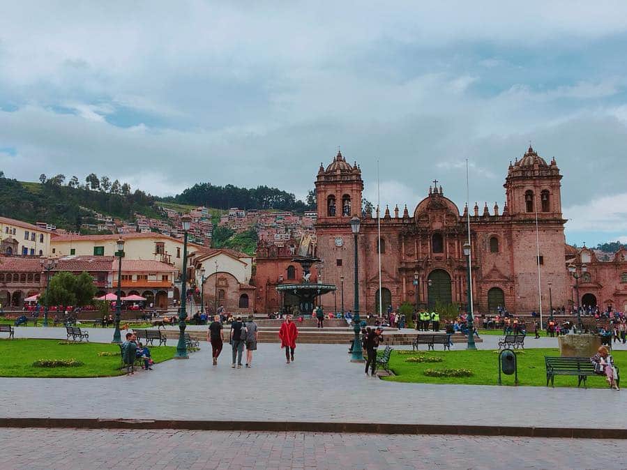 早川茉希さんのインスタグラム写真 - (早川茉希Instagram)「📍Cusco(Peru)🇵🇪 ・ 最後に滞在した都市は、 標高3400mにある マチュピチュの玄関口、クスコ🐶  15世紀に栄えたインカ帝国の首都で、 現在は街全体が世界遺産となっています✨  ボリビアで出会った方達から、 可愛い街だったと聞いて 楽しみにしていた場所😍  こじんまりとしていて、 昼も夜も素敵でした🐕💕 今回訪れた中で、 一番お気に入りの街かも♥️ ・ 中心地のアルマス広場周辺には テラス席のレストランやスタバ、 ケンタッキー、マクドナルドなど 馴染みのお店もあります😁  #cusco #peru #クスコ #ペルー #アルマス広場 #南米旅行 #タビジョ #旅行好きな人と繋がりたい #またわんちゃんがいっぱい🐶 #観光 #街歩き #世界遺産」3月27日 2時23分 - maki_hayakawa