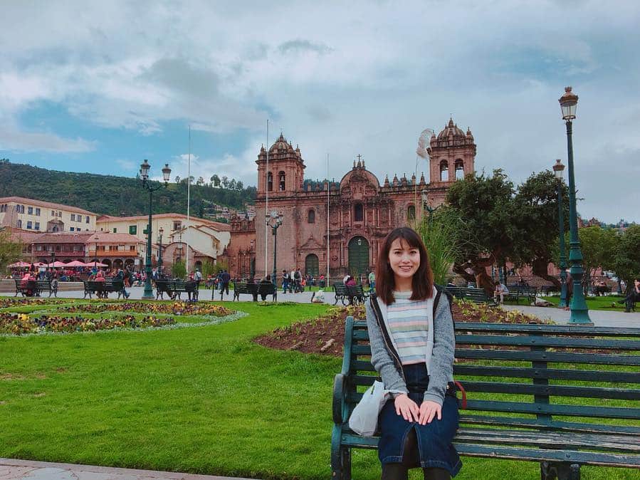 早川茉希さんのインスタグラム写真 - (早川茉希Instagram)「📍Cusco(Peru)🇵🇪 ・ 最後に滞在した都市は、 標高3400mにある マチュピチュの玄関口、クスコ🐶  15世紀に栄えたインカ帝国の首都で、 現在は街全体が世界遺産となっています✨  ボリビアで出会った方達から、 可愛い街だったと聞いて 楽しみにしていた場所😍  こじんまりとしていて、 昼も夜も素敵でした🐕💕 今回訪れた中で、 一番お気に入りの街かも♥️ ・ 中心地のアルマス広場周辺には テラス席のレストランやスタバ、 ケンタッキー、マクドナルドなど 馴染みのお店もあります😁  #cusco #peru #クスコ #ペルー #アルマス広場 #南米旅行 #タビジョ #旅行好きな人と繋がりたい #またわんちゃんがいっぱい🐶 #観光 #街歩き #世界遺産」3月27日 2時23分 - maki_hayakawa