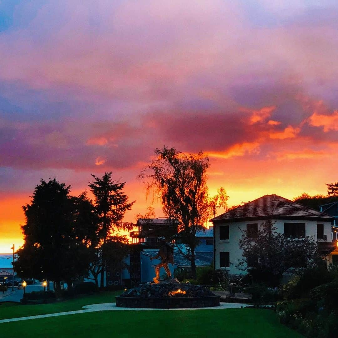 ジュリアナ・デヴァーさんのインスタグラム写真 - (ジュリアナ・デヴァーInstagram)「Blaze of Glory🔥.⁣ ⁣ This was my first night in Sitka, Alaska. I had no idea what to expect in general, and certainly hadn't been forewarned about the insane sunsets.⁣ ⁣ I just happened to look out my hotel window and saw this - lucky timing. Sitka is a wonder to me. A small town in the northern reaches of the US territory, quietly being fabulous.⁣ ⁣ With rugged wilderness and waterways all around, you could easily visit just for the nature of it all. But this town is also packed with fascinating history from the Tlingit tribe and onion dome architecture leftover from when it was part of Russia.⁣ ⁣ Throw in delicious seafood restaurants and craft breweries to while away an afternoon visit with locals, and you can stay for days on end.⁣ ⁣ NEW on the BLOG: My latest guide on Where to eat 🍴, What to do 🚶🏻‍♀️, and Where to stay 🛏️in Sitka Alaska. Click link in bio👆🏼.⁣ ⁣ Have you been to Sitka? Do you have any favorite spots?⁣ ⁣ ⁣ ⁣ #visitsitka #SitkaAlaska #travel⁣ #cleverdever #cleverdeverwherever #visitalaska #alaskaadventures #travelblogger #alaskalife #Alaska #travelpics #sunset_pics #thealaskalife #explorealaska #travelphoto #sharingalaska #instasunsets #sunset_ig #thelastfrontier」3月27日 2時27分 - cleverdeverwherever