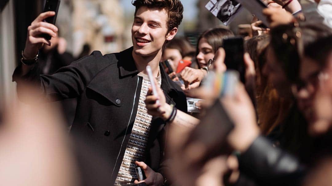 Armani Officialさんのインスタグラム写真 - (Armani OfficialInstagram)「International pop star @shawnmendes made an appearance at the #EmporioArmani store in Milan and delighted his many fans」3月27日 2時29分 - emporioarmani