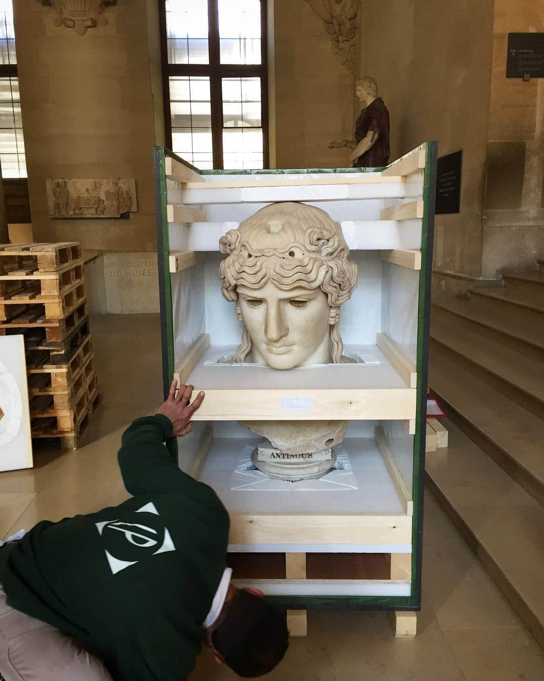 ルーブル美術館さんのインスタグラム写真 - (ルーブル美術館Instagram)「. 🇫🇷 Mardi, c’est #JourDeFermeture au musée du Louvre ! - 🔙 Antinoüs Mondragone est de retour dans la Salle du Manège après plusieurs mois passés au @petitpalais_musee à l’occasion de l’exposition #Khnopff ! - 👀 Cette tête colossale de presque 1m de hauteur (vers 130 après J.-C.) fait partie de la collection Borghèse, l’une des plus prestigieuses collections d’antiques de Rome. - 📍Antinoüs vous attend dans la salle 405 au rez-de-chaussée de l’aile Denon. - 🌎 Tuesday, it’s #ClosingDay at the Louvre! - 🔙 Antinoüs Mondragone is back in the “Salle du Manège”, returning home after spending several months in the @petitpalais_musee for the #Khnopff exhibition! - 👀 This colossal head, almost 1m high (circa 130 AD), is part of the Borghese collection, one of the most prestigious collections of antiques in Rome. - 📍Antinoüs is waiting for you in the room 405, on the ground floor of the Denon wing. - 📷©️Musée du Louvre / Maëlys Feunteun / Bertrand Mothes . . . #emptylouvre #museedulouvre #louvre #louvremuseum #coulisses #BehindTheScene」3月27日 2時31分 - museelouvre