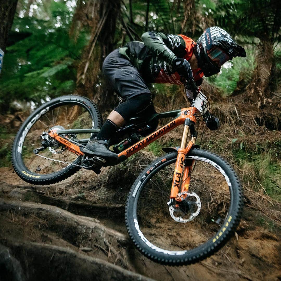 Shimanoさんのインスタグラム写真 - (ShimanoInstagram)「Nice work by the @rockymountainbicycles Team starting out the @World_Enduro season with a strong performance in Rotorua! All 3 riders finished in the Top 10, landing the team 2nd overall 👏🏻 #ShimanoMTB #EWS #RideXTR @jessemelamed @remi.the.semi @andreaneln | 📸: @davetrumporephoto」3月27日 2時32分 - rideshimano