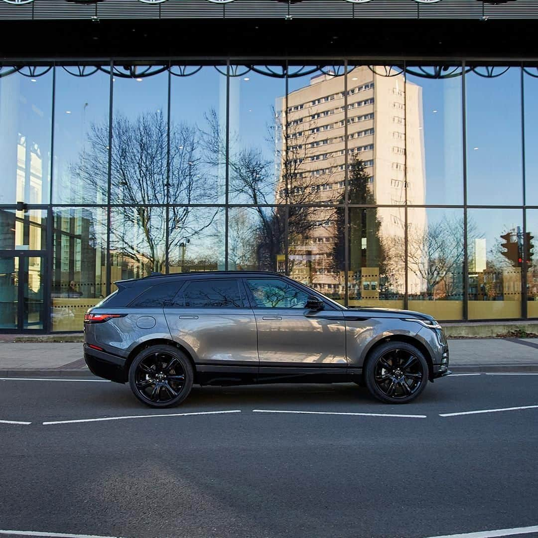 Land Roverさんのインスタグラム写真 - (Land RoverInstagram)「Make every day extraordinary. The #RangeRover #Velar reflects a desire to make every journey one to remember. Search "Range Rover Velar configurator" to design yours.  #4x4 #CarsofInstagram #Instacar #Design #AutomotiveDesign #Car #Cars #CityLife #CityStyle #CityLifestyle」3月27日 2時45分 - landrover