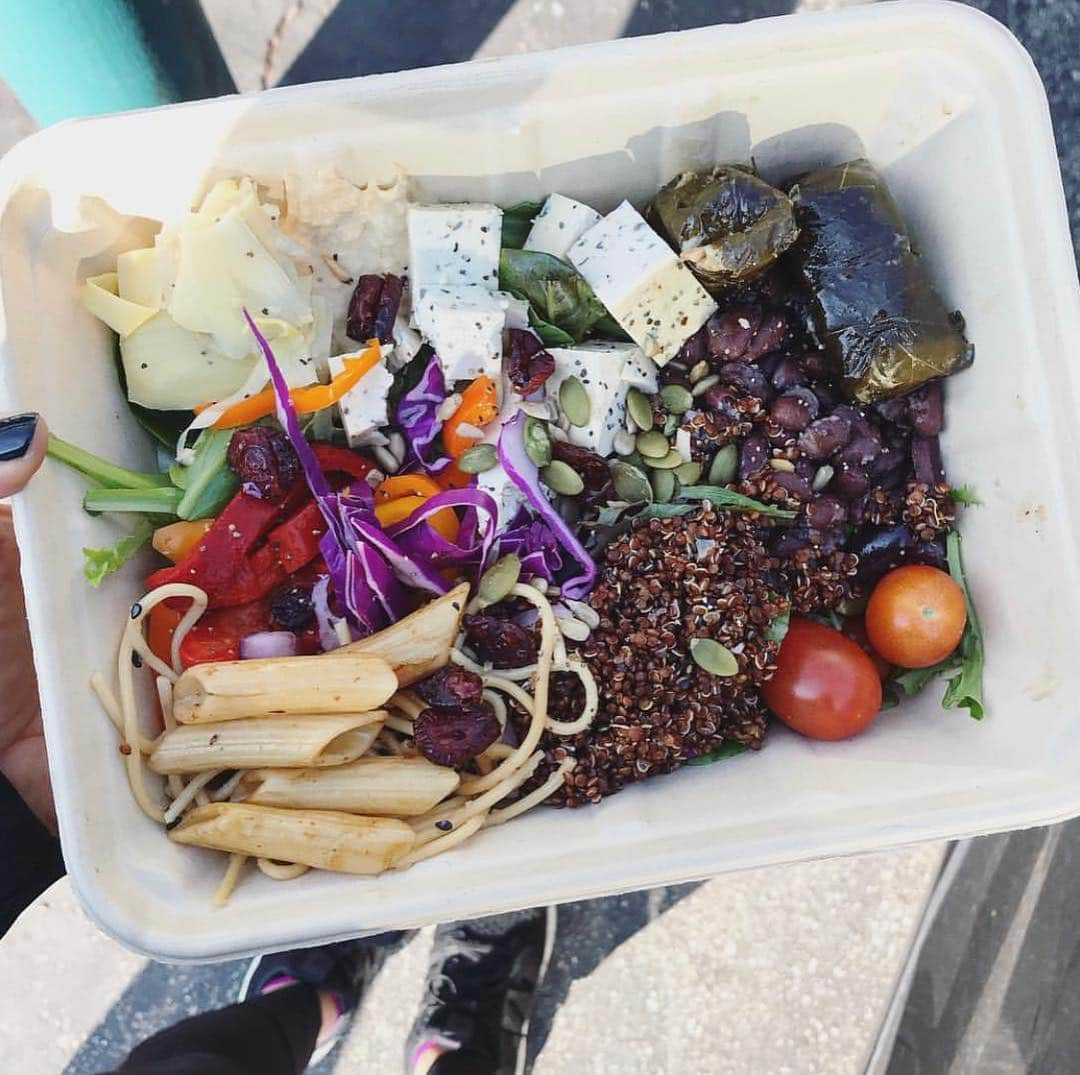 Whole Foods Marketさんのインスタグラム写真 - (Whole Foods MarketInstagram)「A scoop of quinoa, some tomatoes, a little pasta... yep, this right here is an A+ #lunch from @talia_raminfard. #SaladBar #MakesMeWhole」3月27日 2時45分 - wholefoods