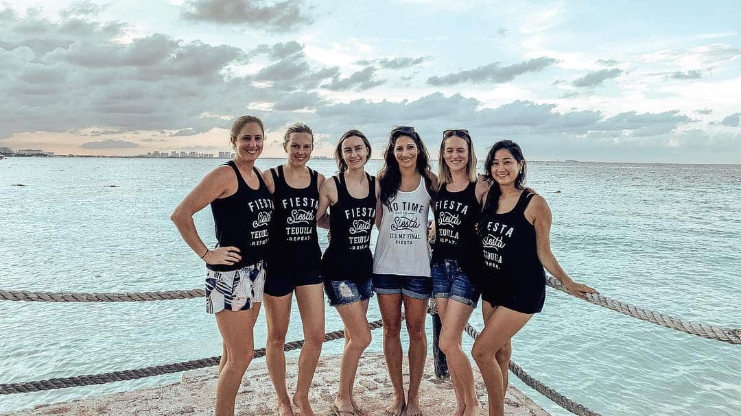 マリヤ・コロレバさんのインスタグラム写真 - (マリヤ・コロレバInstagram)「6 synchro girls + sun + ocean = doing lifts during snorkeling and matching our arm angles perfectly for a photo 😂 I am so thankful for this getaway and loved celebrating Megan’s #finalfiesta 💍🎉👯‍♀️#bacheloretteinparadise #synchrofam #stanfordgirls #synchrogirls」3月27日 2時48分 - mkoroleva