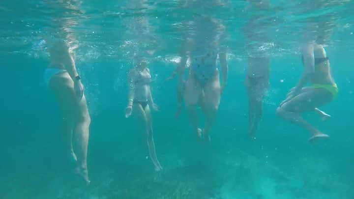 マリヤ・コロレバのインスタグラム：「6 synchro girls + sun + ocean = doing lifts during snorkeling and matching our arm angles perfectly for a photo 😂 I am so thankful for this getaway and loved celebrating Megan’s #finalfiesta 💍🎉👯‍♀️#bacheloretteinparadise #synchrofam #stanfordgirls #synchrogirls」