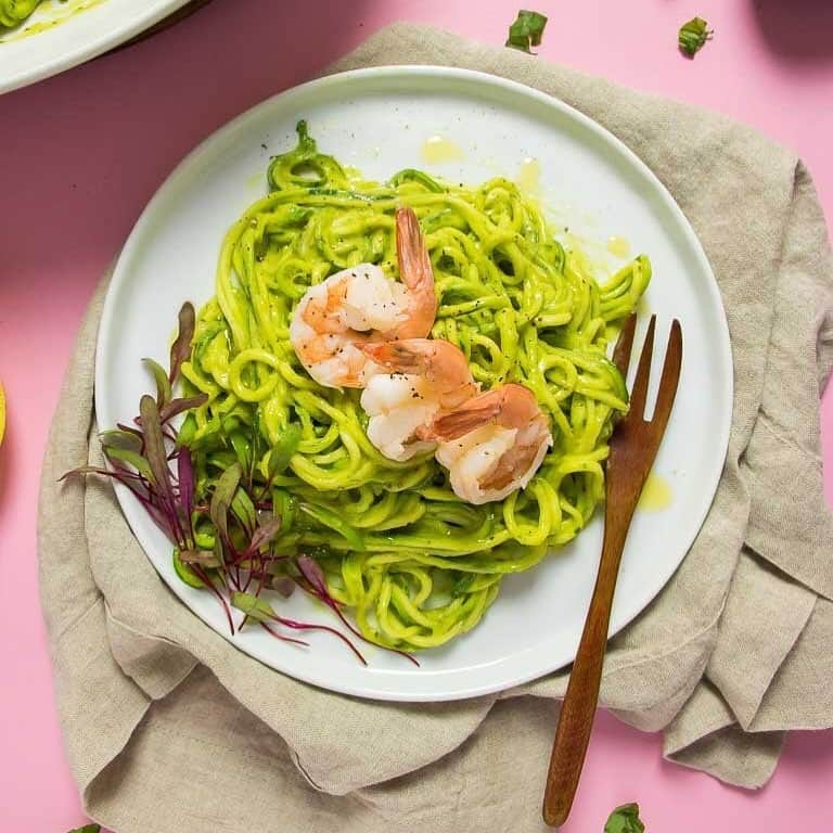 OXOさんのインスタグラム写真 - (OXOInstagram)「@iheartumami.ny gave us another reason to love spiralized veggies. Double tap if you would try this #zoodles -filled shrimp pasta. (Link in bio for the recipe)」3月27日 2時52分 - oxo
