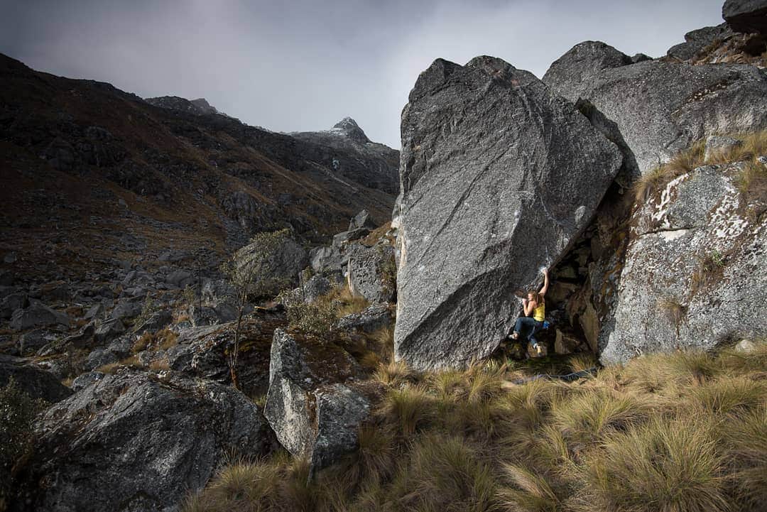 ペイジー・クラッセンのインスタグラム：「@andy_mann photo from a 2012 trip to Peru's Cordillera Blanca. We were a 2 day hike from the nearest road accessible by car, which is as deep in the backcountry as I've ever been (and at 15,000 feet elevation). Yet somehow, I was willing to try these highballs, albeit after a few toprope practice runs. I'm not sure I'd be so brave today, as these days I'm happier training on the slightly lower blocks with sport climbing projects on my mind. I'm not great at looking back through old photos, but today @angelajpayne reminded me this existed :)」