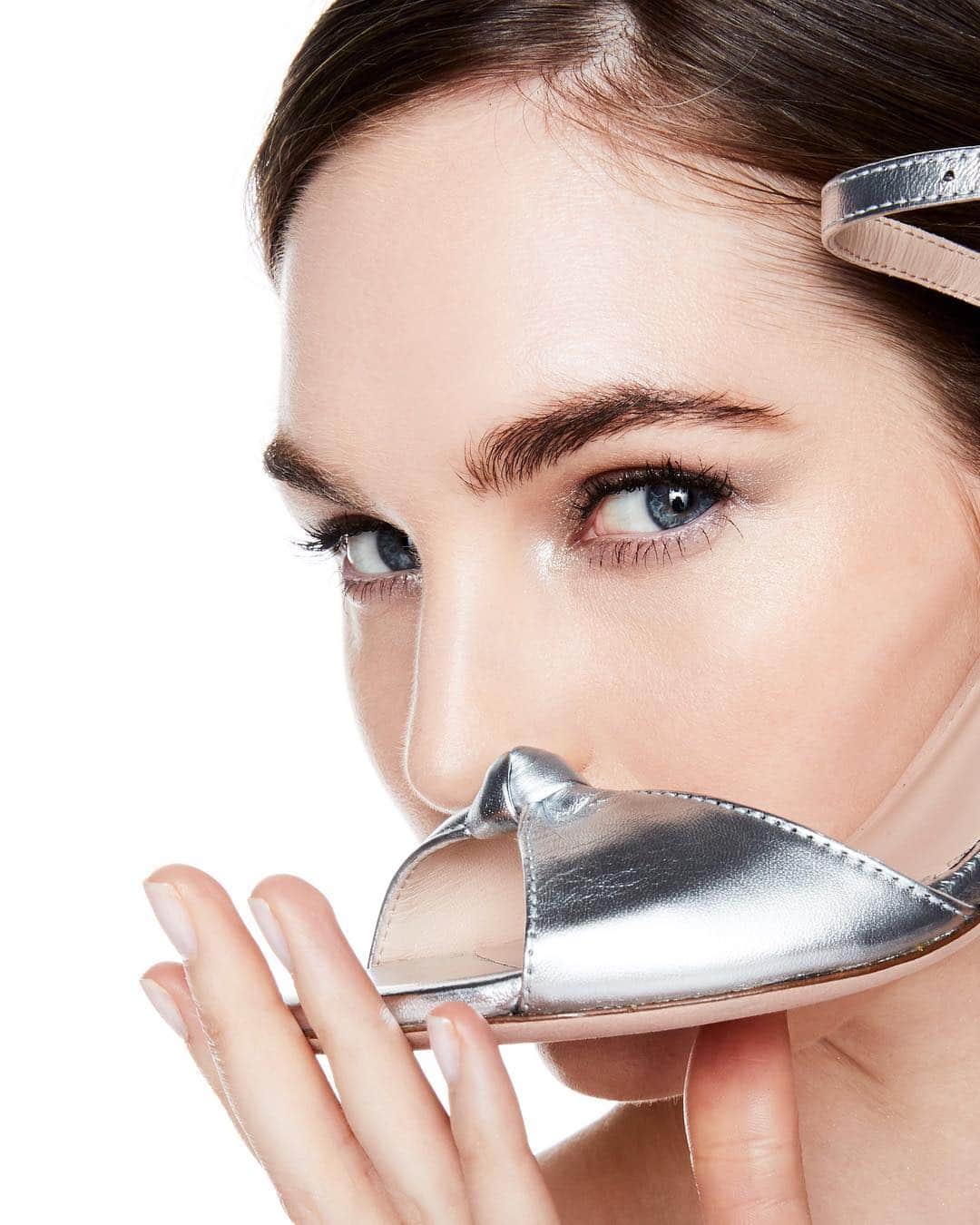 のインスタグラム：「The #GLORIA is the perfect eye-catching accent piece. #StuartWeitzman #SWPalette」