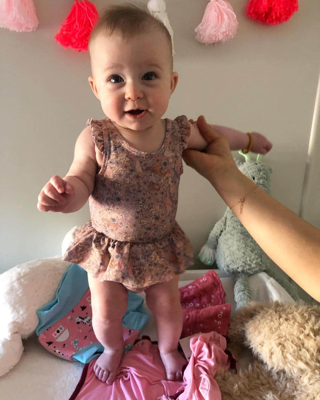 マシュー・カマさんのインスタグラム写真 - (マシュー・カマInstagram)「Banks had her first swim class today. She rejected the pool toys , refused to kick, gave me eyes to confirm where her blame rested, and was the only child of 12 to scream for the entirety of class! I’ve never been more proud ❤️」3月27日 3時03分 - matthewkoma