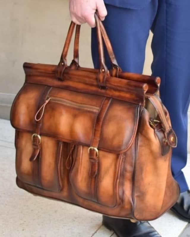 Saphirさんのインスタグラム写真 - (SaphirInstagram)「We are in love with this bag! 😍 This well-maintained leather requires meticulous work. . On adore ce sac ! 😍 Un cuir bien entretenu qui demande un travail minutieux. . Photo : @sartorpolishing . . #SaphirBeautéduCuir #BeautéduCuir #MenStyle」3月27日 3時04分 - saphir_official