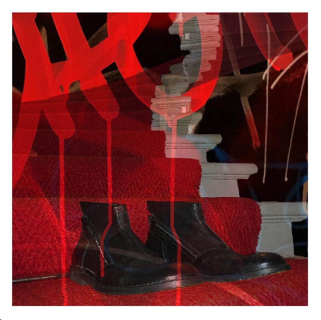 のインスタグラム：「Alternative Places _ Berlin CUOIO by @brunobordese . . . . . . . . . .  #cuoio #brunobordese #newcollection #spring #summer #ss19 #classic #city #blacks #red #dream #nigthmare #art #design #shoes #berlin #shoesoftheday #shoesaddict #footwear #streetart #streetwear #instashoes」