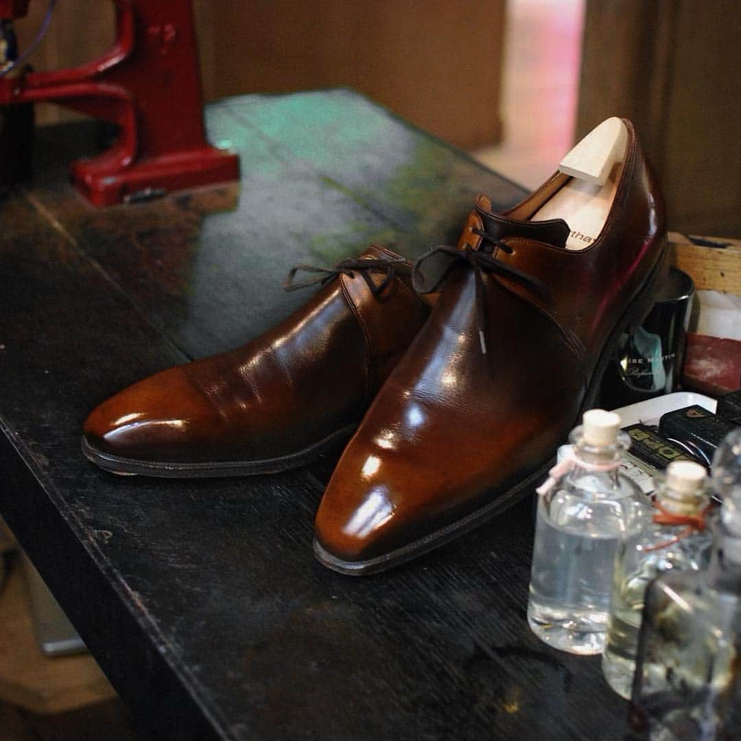 コルテさんのインスタグラム写真 - (コルテInstagram)「👞 Corthay shoes were made to last a lifetime. You can always count on our in-store teams to bring new life to your beloved pairs! 👞 • • #Corthay #Paris #BeforeAndAfter #Shoe #Maintenance #Glacage #Polish #Arca #ArcaBoucle #Souliers #Calfskin #Leather #Cuir #Black #OldWood #Ebony #Patina #TheFinestShoes #MadeInFrance #LaCouleurCestCorthay #Shoeporn」3月27日 3時06分 - maison_corthay