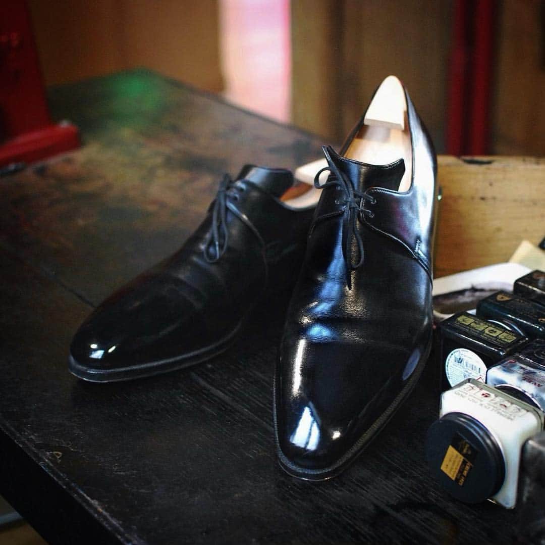 のインスタグラム：「👞 Corthay shoes were made to last a lifetime. You can always count on our in-store teams to bring new life to your beloved pairs! 👞 • • #Corthay #Paris #BeforeAndAfter #Shoe #Maintenance #Glacage #Polish #Arca #ArcaBoucle #Souliers #Calfskin #Leather #Cuir #Black #OldWood #Ebony #Patina #TheFinestShoes #MadeInFrance #LaCouleurCestCorthay #Shoeporn」