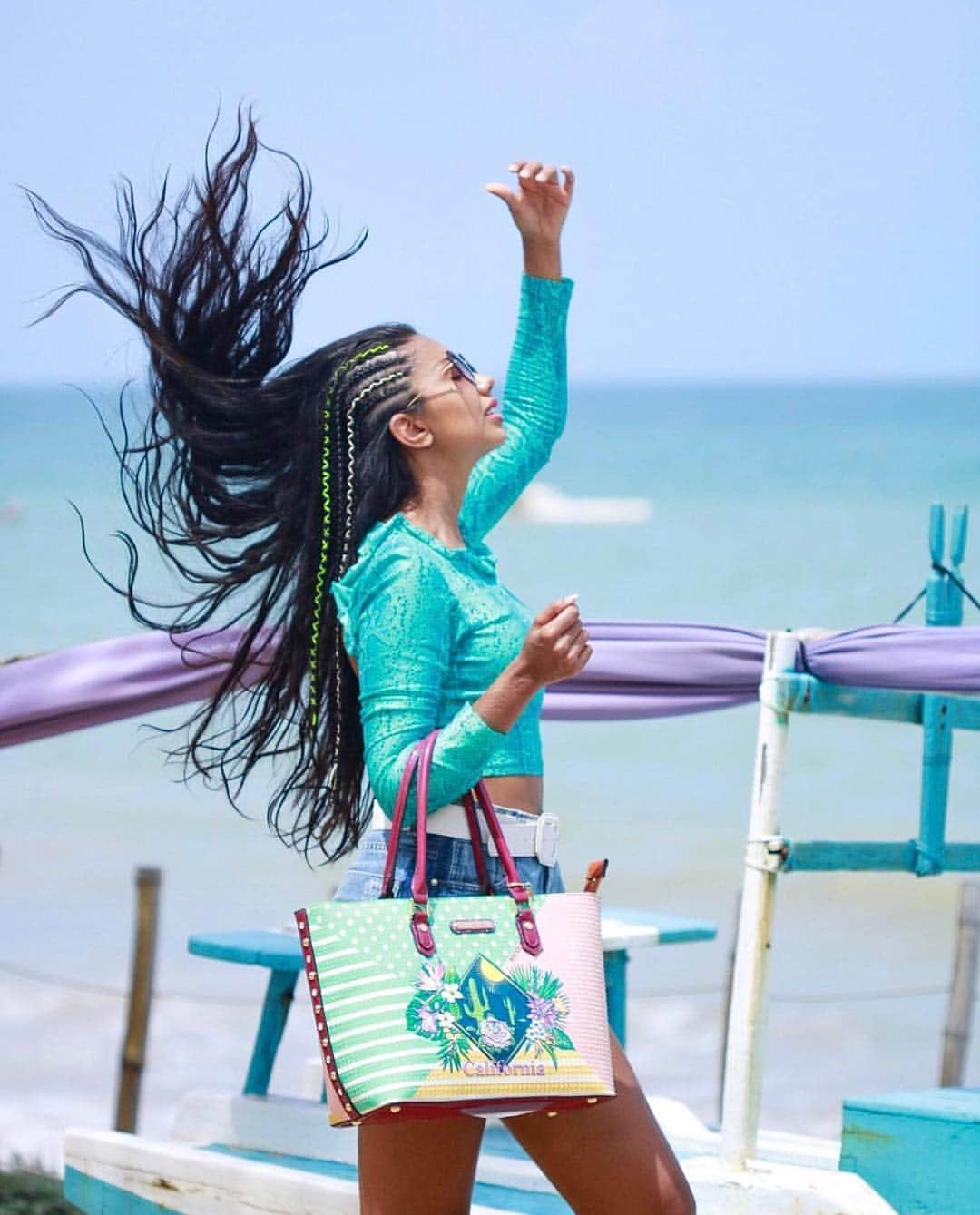 ニコールリーさんのインスタグラム写真 - (ニコールリーInstagram)「Perfect Beach look for @michellifalves  with out California Sunset Shopper Bag 🌼🌵☀️🌵🌺 #nicoleleeusa #nicolelee #nllook #handbags」3月27日 3時11分 - nicoleleeusa