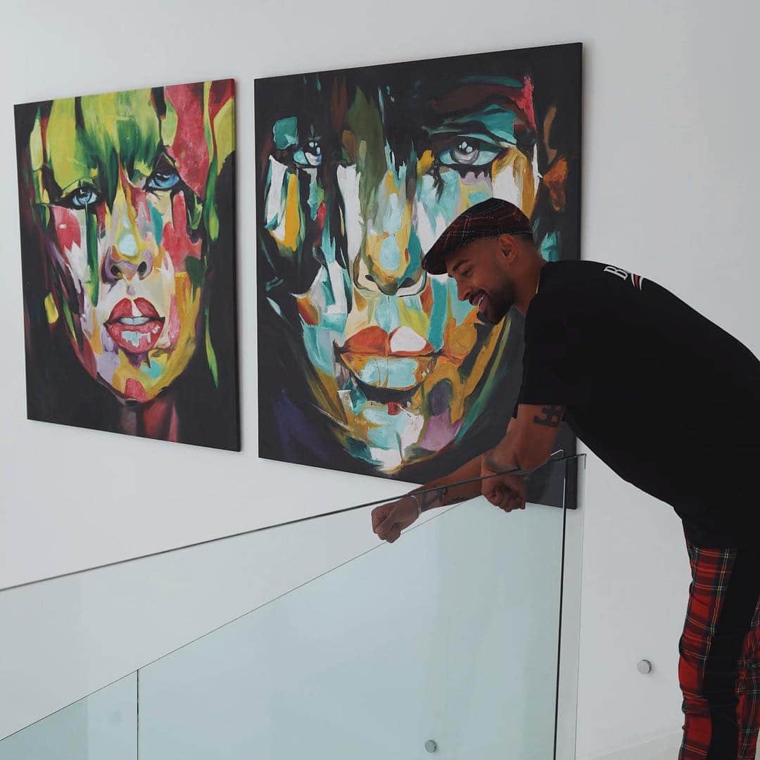 カリム・ベララビのインスタグラム：「thinking about future makes me smile 🛣🌠」