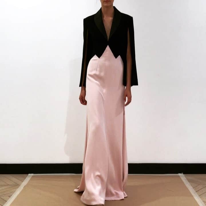 アレクシマビーユのインスタグラム：「My 2 passions tuxedo & evening gown all mixed in one dress @alexismabille  available @netaporter #fittingroom #tuxedo #eveningdress #eveninggown #tuxedodress #netaporter #shopping #alexismabille #bicolore #allinone #allure #elegance #chic #serialshopper #beforetheshow #private #exclusive」
