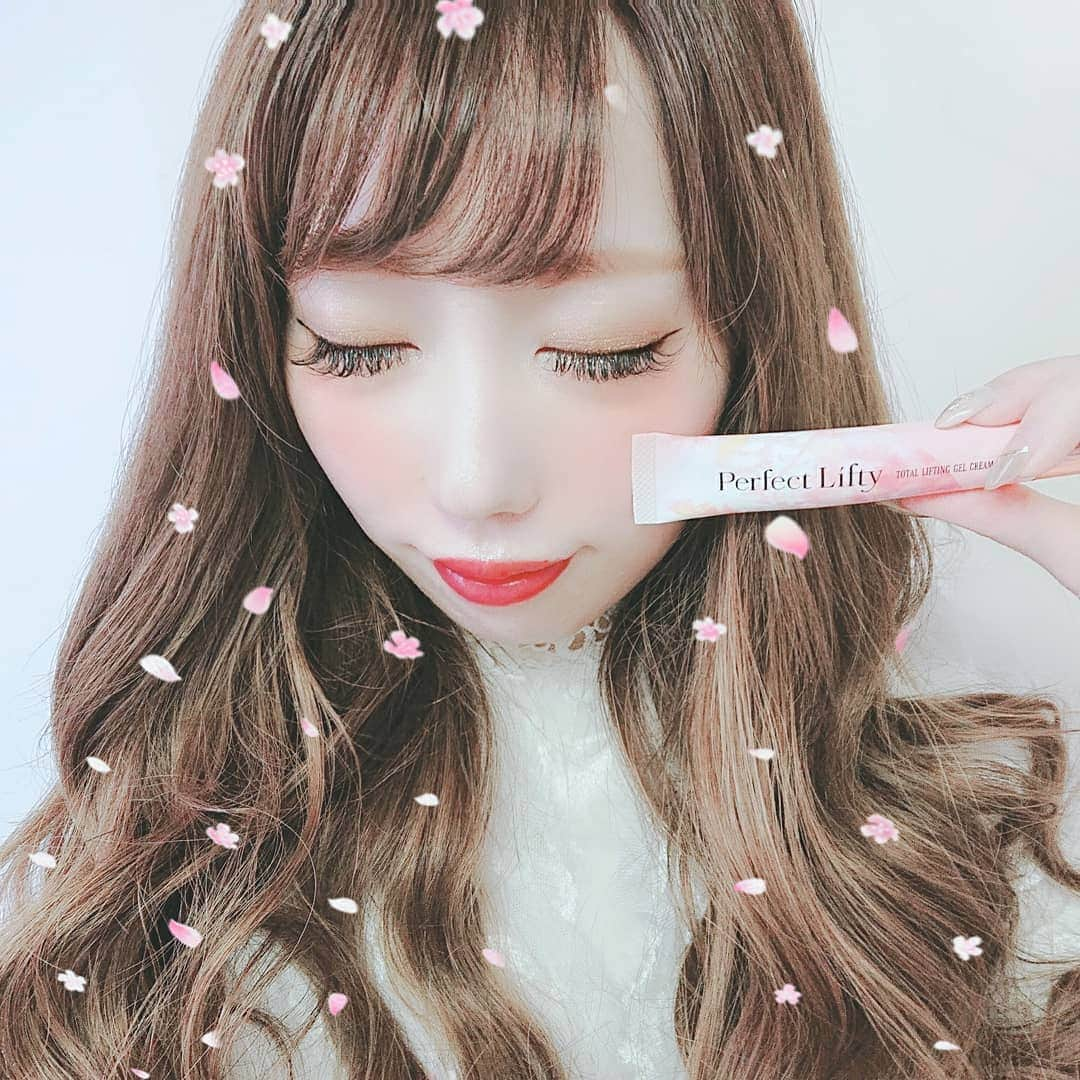 西内みなみさんのインスタグラム写真 - (西内みなみInstagram)「Perfect Lifty  TOTAL LIFTING GEL CREAM . 目元👀口元💋フェイスライン、 これ一本でトータルケア出来るから 忙しい朝でも楽々だよ〜🌞 . ︎☺︎フェイスラインのゆるみ、 目元や口元のシワが気になる方 ︎☺︎より高いスキンケア アンチエイジングケア効果を求める方に オススメするよーっ🧚❤ #perfectlifty #パーフェクトリフティ #lifty #リフトアップクリーム #3回なでれば形状記憶肌 #エイジングケア #小顔効果 #美容 #コスメ #💋 #みなみコスメ」3月27日 14時13分 - miiiiiiu3u6