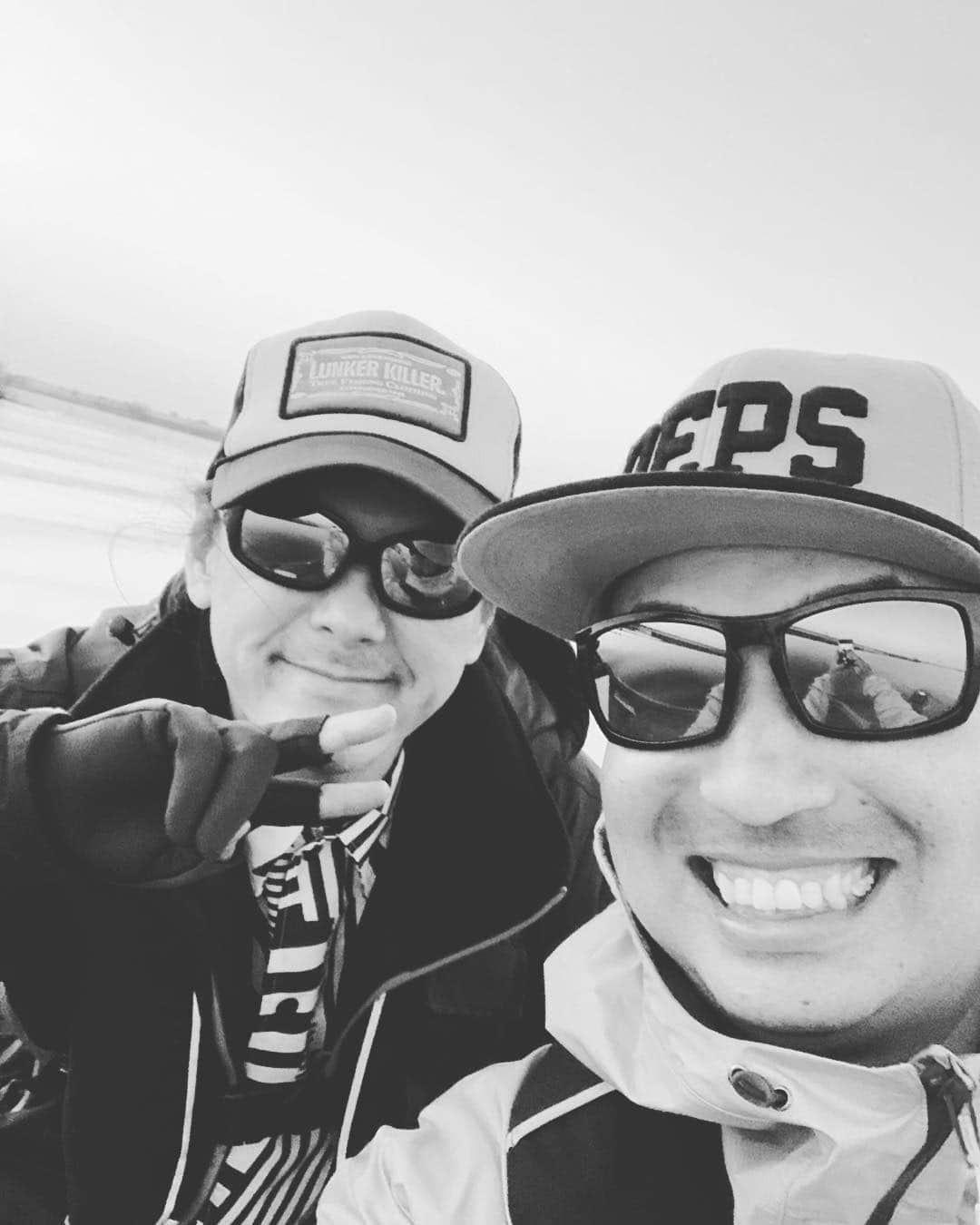 人時のインスタグラム：「昨日はdepsの上杉さんのプラに同船で利根川へ。天気予報が二転三転で昼過ぎまで雨…。久々に雨男パワー炸裂しました（笑） 終始ワクワクしながらキャストを繰り返してましたが妄想が過ぎるとチェイスの幻が見えるほどに（笑） 上杉さんの邪魔にならないように出来てたら良いですが、どうなんでしょう？  10時間以上やって釣れなくても楽しいって凄いなーと改めて思いました。 今回も自身の自作リグは不発……。何が良いのか迷路に入ってきました。チェイスでもあれば期待出来るのですが、なにが悪いのかさえ分からなくなります。。。 自問自答を繰り返してまた試作を重ねて行こうかと思います。  それかはMACCA67MHの修理が終わったみたい^_^いつ引き取りに行こうかなー…。」