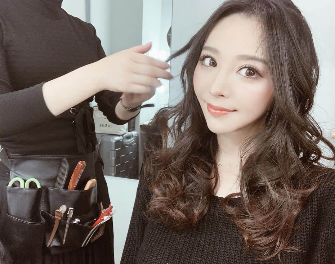 のインスタグラム：「ヘアしてもらってるとこ。﻿ ﻿ @colordressginza ﻿ ﻿ ﻿ ﻿ ﻿  #👗 #撮影 #新作 #shooting #dress #ワンピ #ワンピース #ドレスワンピ  #photooftheday #picoftheday #instadaily #igers #all_shots #webstagram #instacool #photo #fashion #fashionista #fashionable #fashionstyle #style #outfits #fashionlover #fashionable  #巻き髪 #japanesegirl」