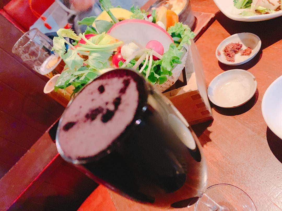武田るいさんのインスタグラム写真 - (武田るいInstagram)「ずっと行きたかったキッチンどろまみれ😴💕🌙 ど〜ろま〜み〜れ〜🧟‍♀️🧟‍♂️ 人気すぎて混んでたし店員さんも素敵でご飯美味しかった〜🍷🍾💗 焼き鳥と野菜とワイン❤️ #dinner #焼き鳥 #東京グルメ #wine #野菜 #friend #japanesegirl」3月27日 12時50分 - rui_1002