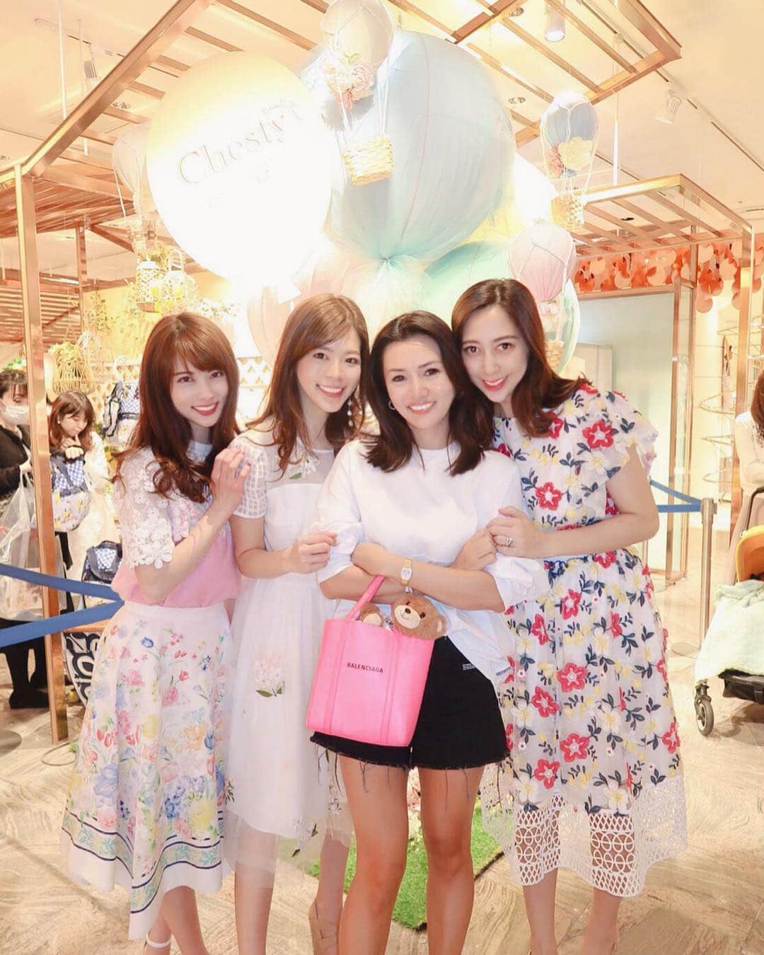 のインスタグラム：「今日から大好きな @chesty_official と @obli_official のpop-up storeが伊勢丹新宿店2階に同時にOPEN🥳❣️ ということでハシゴしてきました🥰 どちらも春夏の新作が沢山揃っていてすごく可愛かった🌸chestyでは白のレースのセットアップを、OBLIではギンガムチェックのワンピをgetしました💓旅行で着たいな😊🌈🌺 今日はこの後仕事してそのまま✈️なのですっぴんに超ラフなスタイルで行ってしまい女子力高すぎる空間で浮きまくる私🤣申し訳ない…みんなごめんね😫💔 ではでは、行ってまいります🚙💨 #chesty #chesty_romantictravel #popupstore #isetan #shinjuku #obli #チェスティ #オブリ #伊勢丹 #新宿」