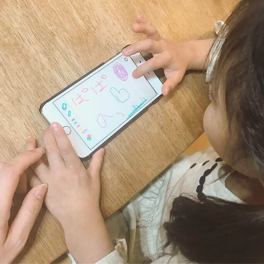 ryokoさんのインスタグラム写真 - (ryokoInstagram)「* 親子で楽しめるお絵書きアプリ「Kytell」 このアプリがあれば、アプリ内のキャンバスを家族で共有できて離れていても一緒に遊ぶことができるんです☆ * 具体的に説明すると... ①「Kytell」アプリをインストール→②アカウントを作成→③お絵かきを共有したいデバイスで作成した、アカウントのメールアドレス&パスワードを使ってログイン→④完了！！ * 複数のデバイスから閲覧、編集できて家族の誰かが描き始めると携帯に通知が来る仕組みです✌︎ * パパは基本帰りが遅いので平日はなかなか娘とコミュニケーションが取れないけど、これがあるとパパへのお手紙が簡単に書けてすぐ共有できるから親子で楽しんで使ってます❤︎ 娘も今日もお手紙書きたいーって張り切ってます👧✨ * App StoreからKytellで検索してみてください♪ もちろん無料で使えますよ☺︎ 通知がどんな風に来るのか3枚目に載せてみました🗒 書き始めと書き終わりを教えてくれるの嬉しい✨ * #Kytell #カイテル #おえかき #おえかきアプリ #PR #女の子ママ #5歳 #mamanoko #ママ」3月27日 12時47分 - ry.0123