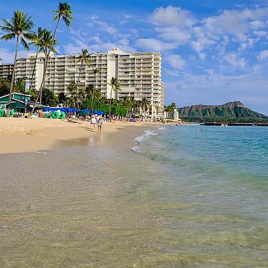 Trump Waikikiさんのインスタグラム写真 - (Trump WaikikiInstagram)「Our guests enjoy the stroll along Waikiki Beach. It's less than a two-minute walk away from the hotel. #trumpwaikiki #neversettle #forbescelebrationofferwithresortcredit #waikikiescapeoffer #ultimatefamilygetawayoffer #fivestarhotelhonolulu #fivestarhotelinhonoluluhawaii #luxurytravel #familytravel #multigenerationaltravel #romancetravel #lethawaiihappen #visitoahu #waikikibeach 📷: Seyeon Lee」3月27日 12時51分 - trumpwaikiki