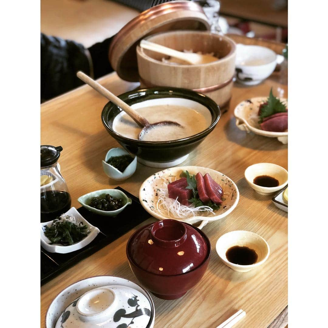 佐々木海さんのインスタグラム写真 - (佐々木海Instagram)「友達と再び焼津にとろろを食べにきました〜❗️ 時間潰しに川沿いを少し散歩してて、あったかくて歩道も広くて花も咲いててアンバーの散歩コースにいいなぁ〜と考えてしまう犬脳。 #焼津」3月27日 12時53分 - umi_carnelian