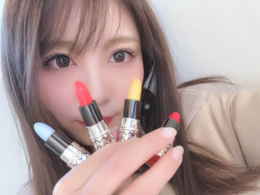 本谷紗己さんのインスタグラム写真 - (本谷紗己Instagram)「MAQUILLAGE ルージュ ミニ ﻿ ﻿ ﻿ みやとさやかからのプレゼント🎁❤️﻿ ﻿ 春リップ何にしようかなぁと﻿ 悩んでいたところに〜！！！﻿ ﻿ どうしてわかるんだ！﻿ さすが、、小中学校からの仲はだてじゃない🤣💕﻿ ﻿ ミニサイズやから﻿ すぐお直しもしやすいし﻿ MIX塗りもできるみたいで﻿ ﻿ 教えてもらった塗り方で﻿ 動画Upしました🥰(2枚目)﻿ ﻿ 動画に使っているのは﻿ ブラッディーマリーと ﻿ パインジュレップ ﻿ 名前も可愛い🍸﻿ ﻿ 混ざると春っぽいオレンジがかった﻿ ツヤ感のあるピンクになった🥺﻿ ﻿ いろんなパターンで試してみよう😍🌸🌸﻿ ﻿ ほんとにありがとーー🥺🌸❤️﻿ ﻿ ﻿ #メイクアップ #メイクアップ動画﻿ #マキアージュミニ #リップ ﻿ #sapimakeup #makeup #MAQUILLAGE #ルージュミニ #カラコン #マツエク #ヘアメイク #メイク動画 ﻿ ﻿#春リップ #春メイク #ピンクメイク #ルージュバー #rougebar」3月27日 12時56分 - sappyon38